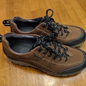 Clarks Wavewalk brown waterproof Women's 9.5